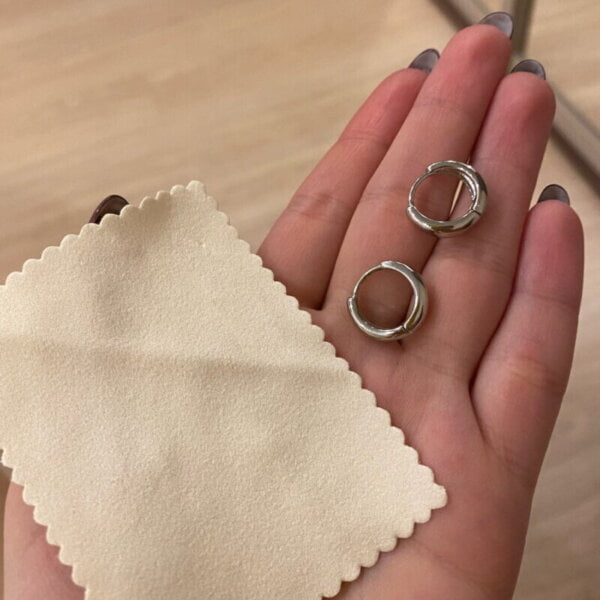 Audinę šluostę skirta auskarų priežiūrai Audinę šluostę skirta auskarų priežiūrai