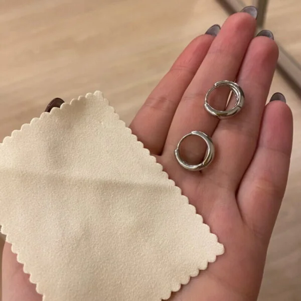 Audinę šluostę skirta auskarų priežiūrai Audinę šluostę skirta auskarų priežiūrai