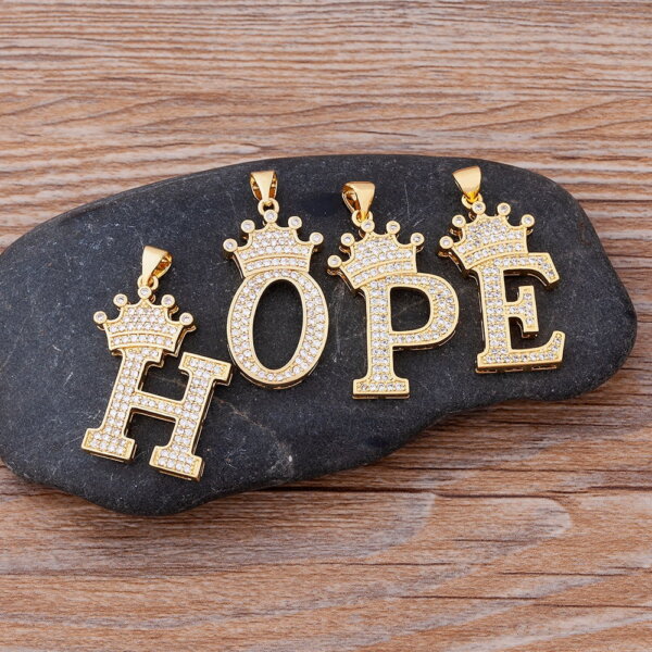 Pakabukas grandinėlė su abėcėlės raide ir karūna pavyzdys HOPE Pakabukas grandinėlė su abėcėlės raide ir karūna pavyzdys HOPE