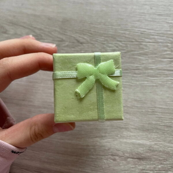 Prabangus spindintis žiedas su mažu kristalu su dezute-1 Prabangus spindintis žiedas su mažu kristalu su dezute-1