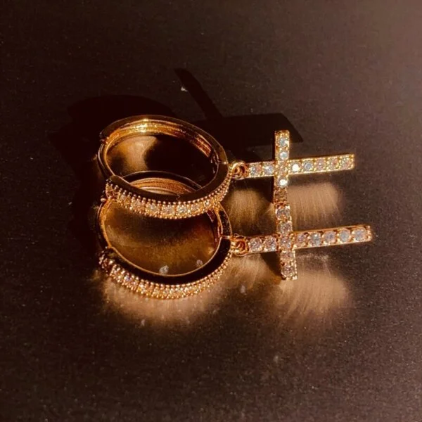 Stilingi kryžiaus formos kabantys auskarai Spalva Auksinė 1-5 Stilingi kryžiaus formos kabantys auskarai Spalva Auksinė 1-5