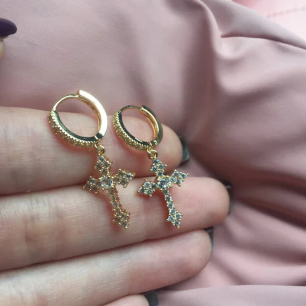 Stilingi kryžiaus formos kabantys auskarai Spalva Auksinė 3-4 Stilingi kryžiaus formos kabantys auskarai Spalva Auksinė 3-4