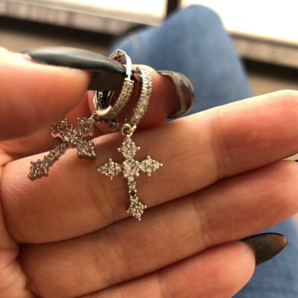 Stilingi kryžiaus formos kabantys auskarai Spalva Sidabrinė 3-4 Stilingi kryžiaus formos kabantys auskarai Spalva Sidabrinė 3-4