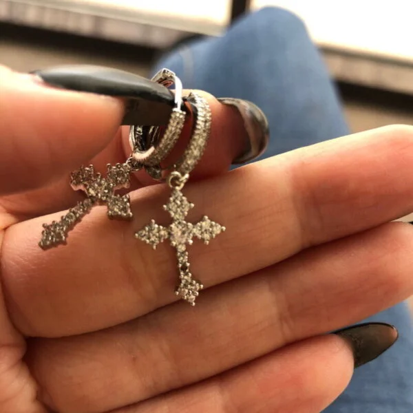 Stilingi kryžiaus formos kabantys auskarai Spalva Sidabrinė 3-4 Stilingi kryžiaus formos kabantys auskarai Spalva Sidabrinė 3-4