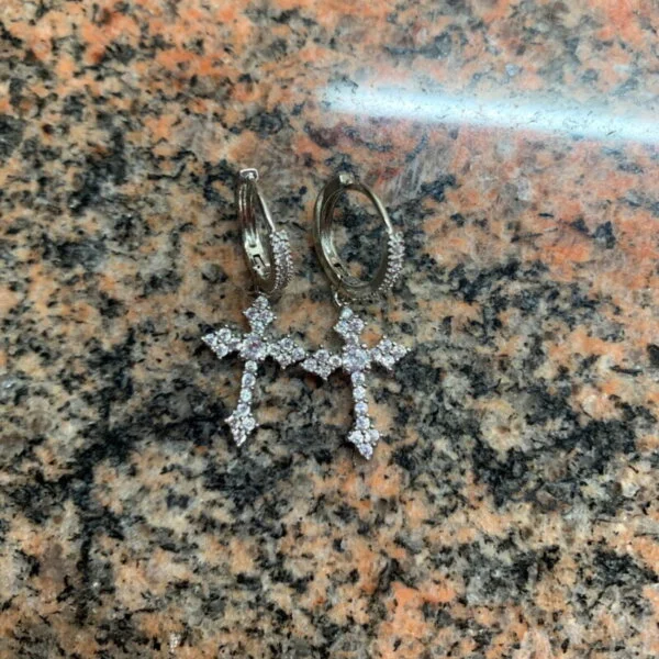 Stilingi kryžiaus formos kabantys auskarai Spalva Sidabrinė 3-5 Stilingi kryžiaus formos kabantys auskarai Spalva Sidabrinė 3-5