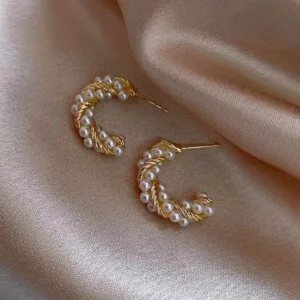 Auksinės spalvos ovalo formos auskarai papuošti mažais perliukais-2