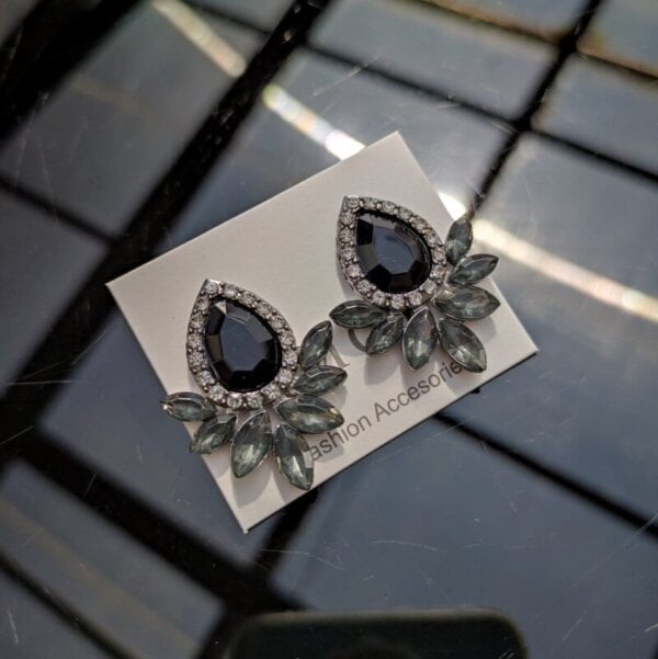 Dirbtinio-brangakmenio-juodos-spalvos-auskarai-1.1 Dirbtinio-brangakmenio-juodos-spalvos-auskarai-1.1