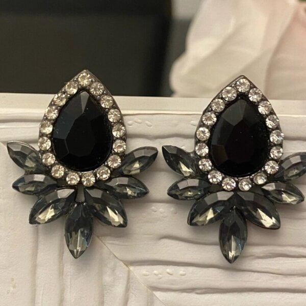 Dirbtinio brangakmenio juodos spalvos auskarai-5 Dirbtinio brangakmenio juodos spalvos auskarai-5