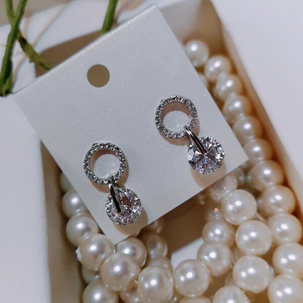 Korėjietiško stiliaus apvalios formos minimalistiniai auskarai su kubinio cirkonio kristalais-2 Korėjietiško stiliaus apvalios formos minimalistiniai auskarai su kubinio cirkonio kristalais-2