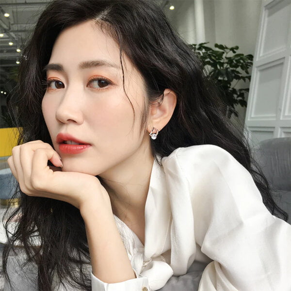 auskarai-letter-asymmetric-stud-earrings-03 auskarai-letter-asymmetric-stud-earrings-03