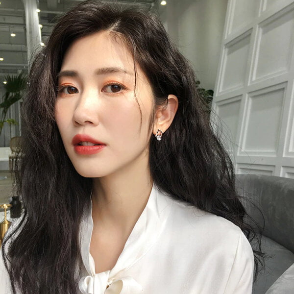 auskarai-letter-asymmetric-stud-earrings-04 auskarai-letter-asymmetric-stud-earrings-04