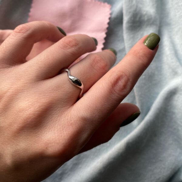 sidabrinis-ziedas-smooth-waves-silver-ring-06 sidabrinis-ziedas-smooth-waves-silver-ring-06