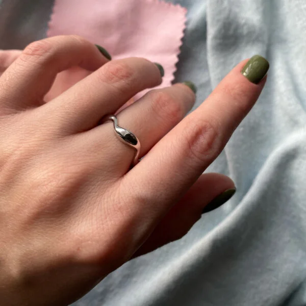 sidabrinis-ziedas-smooth-waves-silver-ring-06 sidabrinis-ziedas-smooth-waves-silver-ring-06