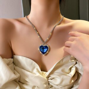 pakabukas-necklace-pendant-lara-00-cover